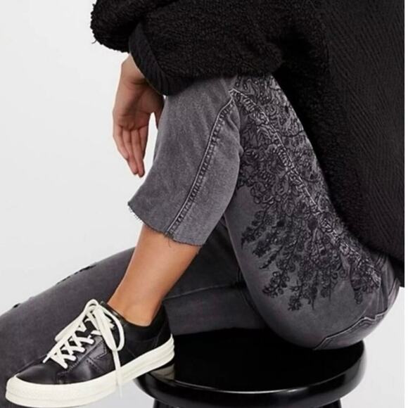 Free People We The Free Grey Floral Embroidered Girlfriend Straight Leg Jeans 27 - Picture 4 of 8